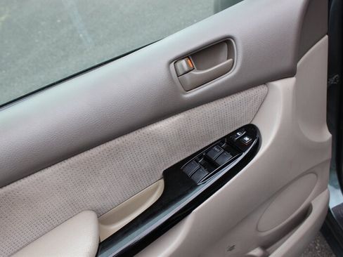 Used 2004 Toyota Sienna LE w/ LE Pkg 7 FWD image 11