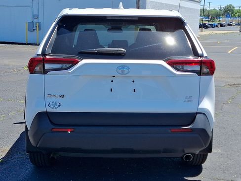 Used 2022 Toyota RAV4 LE AWD/4WD image 14