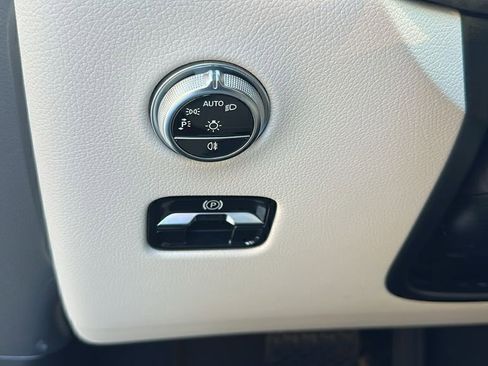 Used 2025 Mercedes-Benz GLC 300 4MATIC image 11