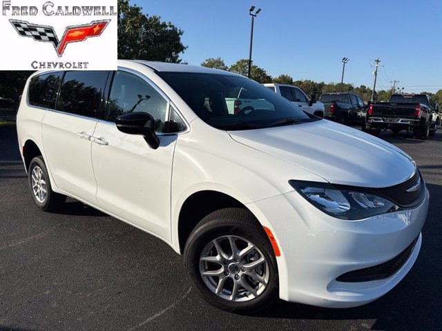 Used 2025 Chrysler Voyager LX FWD image 2