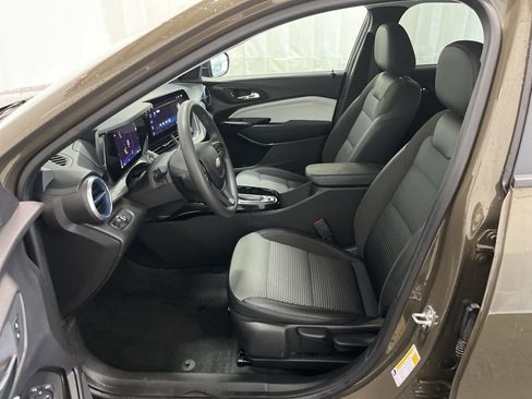 Used 2024 Chevrolet Trax LT FWD image 3