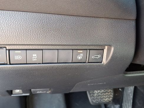 Used 2021 Toyota Venza XLE image 32