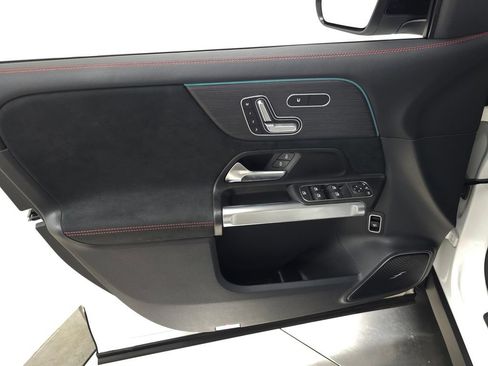 Used 2024 Mercedes-Benz GLB 250 4MATIC image 15