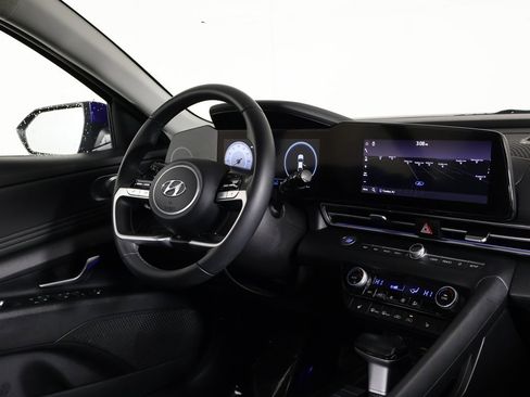 Certified 2023 Hyundai Elantra Limited w/ Preferred Accessory Package image 33