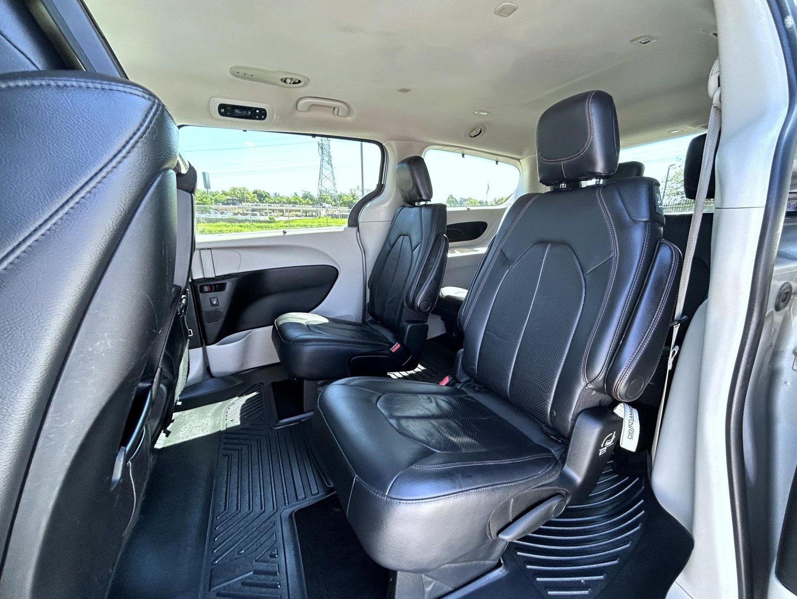 Used 2018 Chrysler Pacifica Touring-L Plus FWD image 19