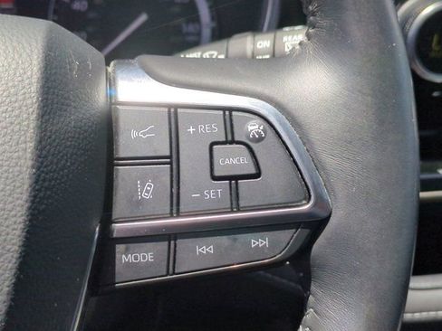 Used 2021 Toyota Highlander XLE AWD/4WD image 18