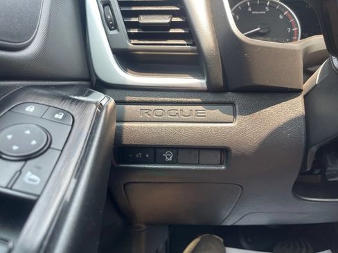 Used 2024 Nissan Rogue S FWD image 32