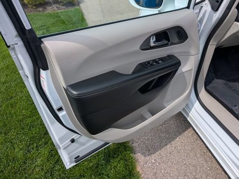Used 2022 Chrysler Pacifica Touring-L FWD image 24