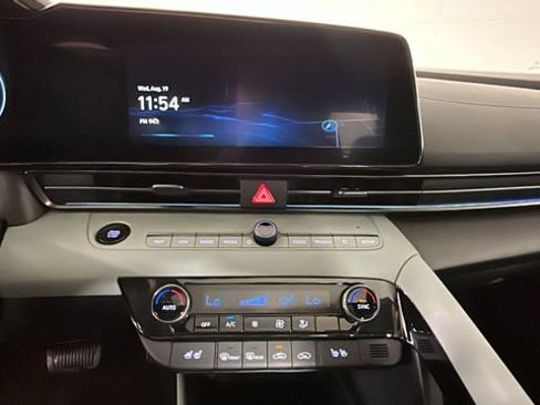 Certified 2025 Hyundai Elantra Limited FWD image 24