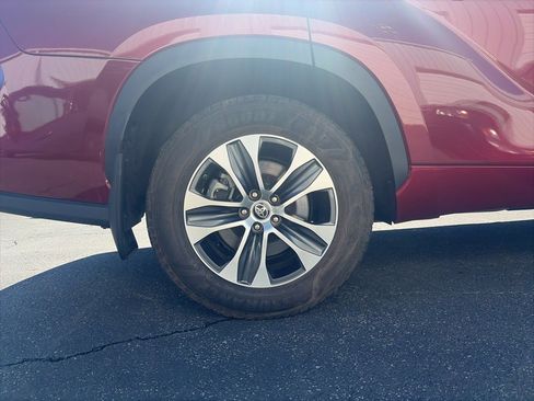 Used 2022 Toyota Highlander XLE image 9