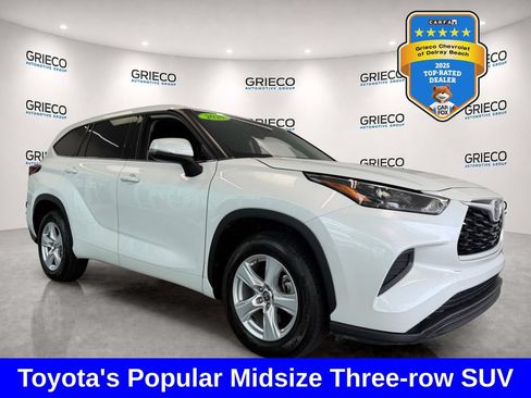 Used 2022 Toyota Highlander L FWD image 1