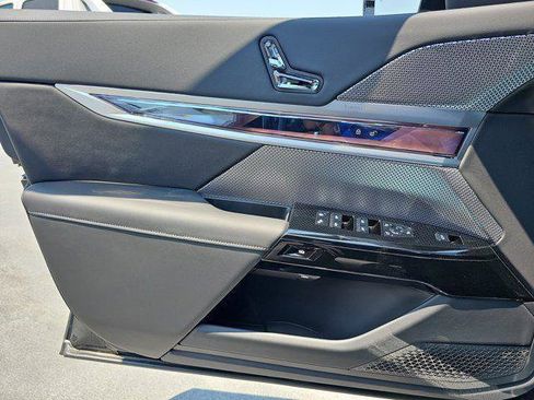 New 2025 BMW i7 xDrive60 image 27
