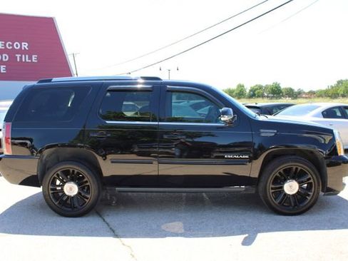 Used 2014 Cadillac Escalade Premium RWD image 2