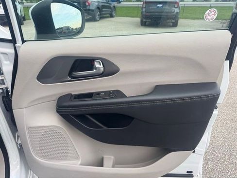 Used 2023 Chrysler Pacifica Touring-L FWD image 35