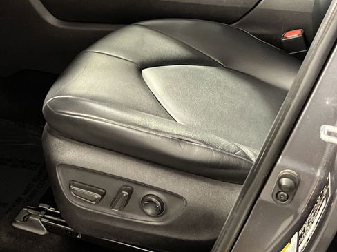 Used 2020 Toyota Highlander XLE image 15