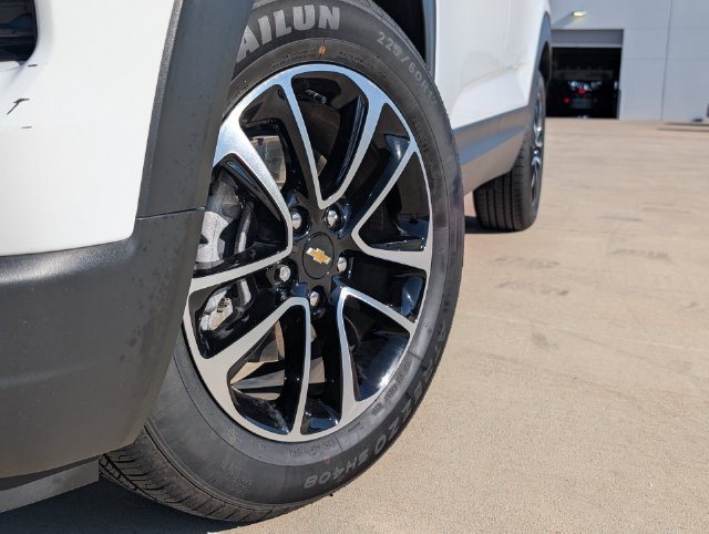Used 2025 Chevrolet TrailBlazer LT FWD image 2