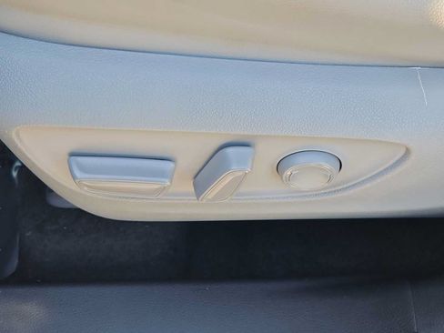 Used 2022 Toyota Highlander XLE AWD/4WD image 16