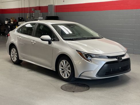 Used 2024 Toyota Corolla LE w/ LE Convenience Package image 2