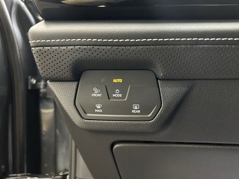 Used 2024 Volkswagen Atlas Cross Sport SE image 24