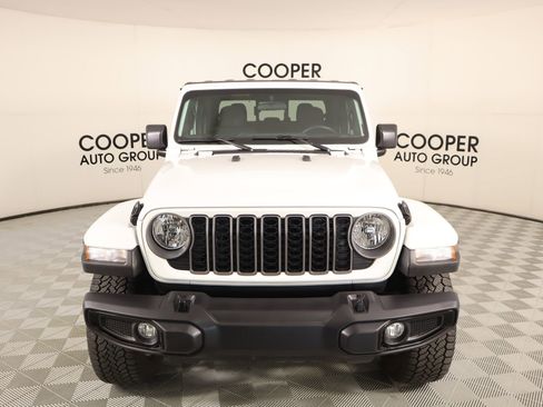 Used 2025 Jeep Gladiator Sport AWD/4WD image 8