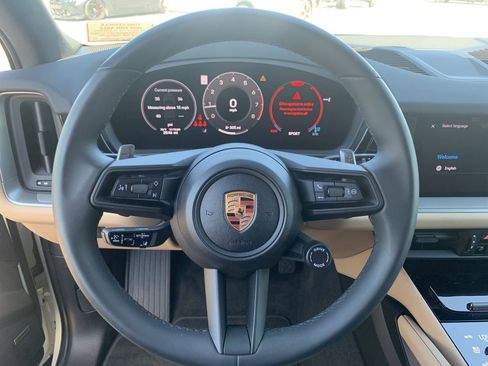 Used 2025 Porsche Cayenne image 28