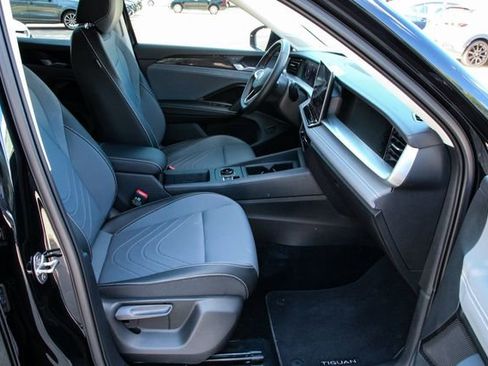 Certified 2025 Volkswagen Tiguan SE image 27