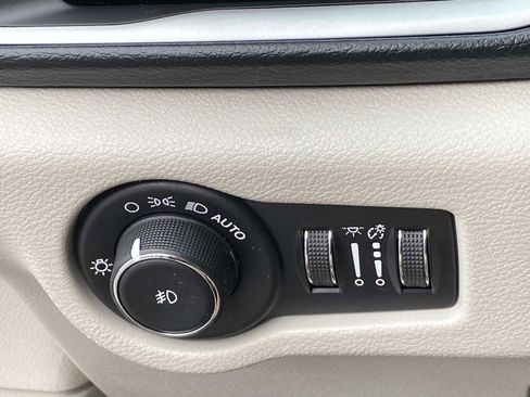 Used 2019 Chrysler Pacifica Touring-L FWD image 19