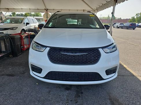 Used 2025 Chrysler Pacifica Limited FWD image 3