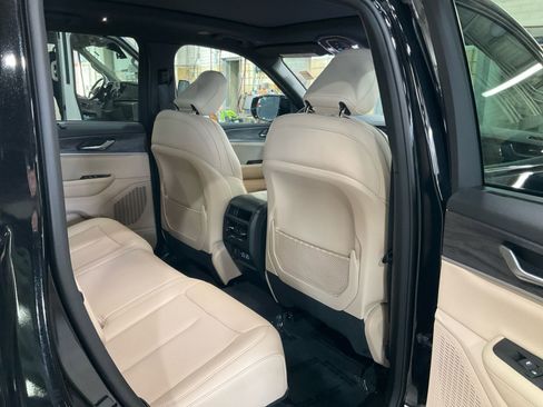 Used 2024 Jeep Grand Cherokee Limited w/ Luxury Tech Group II AWD/4WD image 16