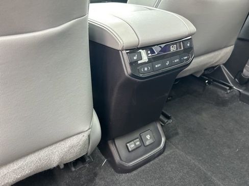 Used 2023 Toyota Highlander Platinum FWD image 13