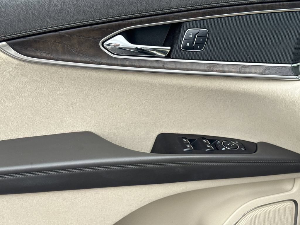 Used 2018 Lincoln MKX Reserve w/ Driver Assistance Package FWD image 12