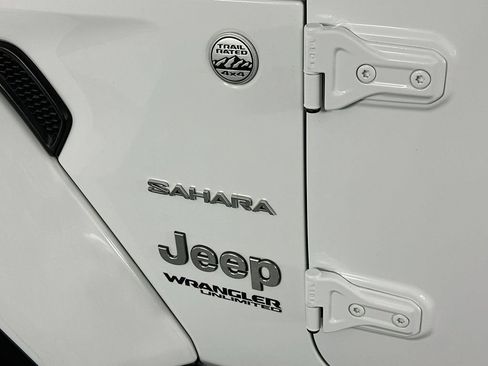 Used 2018 Jeep Wrangler Unlimited Sahara AWD/4WD image 27