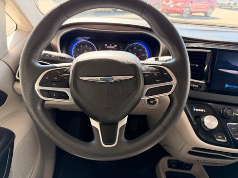 Used 2018 Chrysler Pacifica Touring Plus w/ Tire & Wheel Group FWD image 21