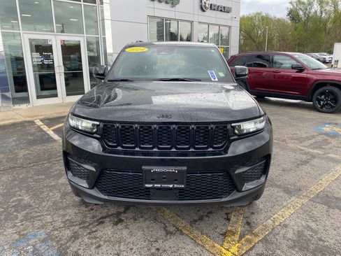 Used 2024 Jeep Grand Cherokee Altitude AWD/4WD image 8