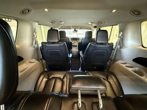 Used 2023 Chrysler Pacifica Touring-L image 18