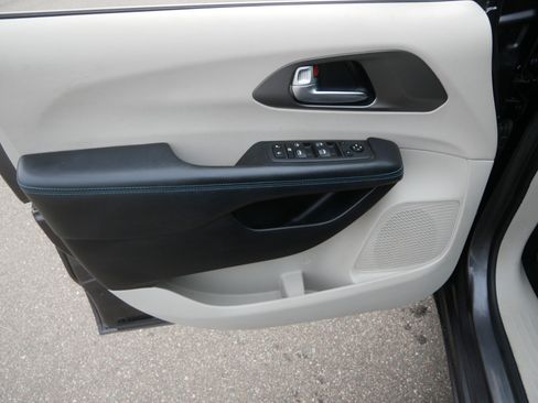Certified 2021 Chrysler Pacifica Touring FWD image 19