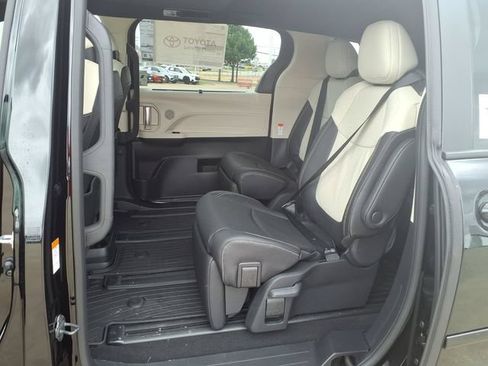 Used 2026 Toyota Sienna Limited FWD image 25