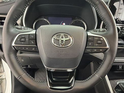 Used 2021 Toyota Highlander Limited FWD image 11