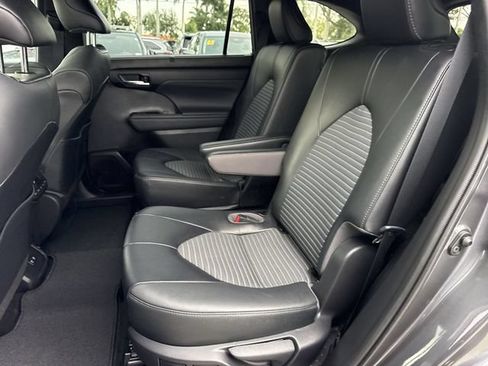 Used 2021 Toyota Highlander XSE FWD image 23