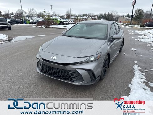 Used 2025 Toyota Camry SE w/ Convenience Package image 1
