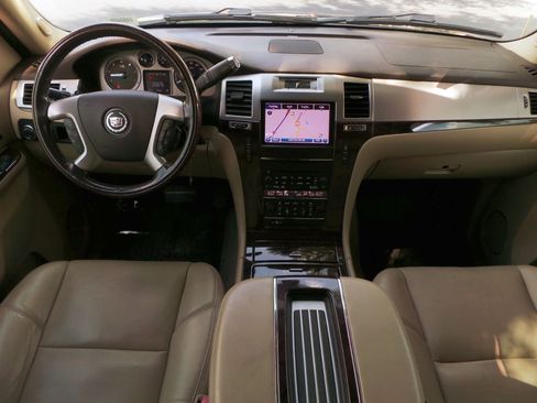 Used 2013 Cadillac Escalade EXT Luxury AWD/4WD image 6