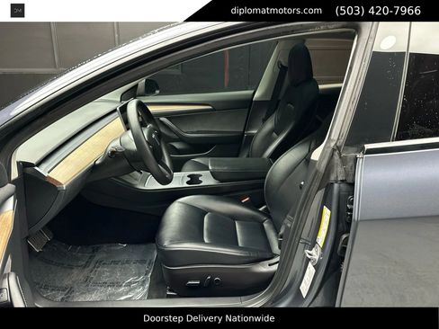 Used 2023 Tesla Model 3 Standard Range image 17