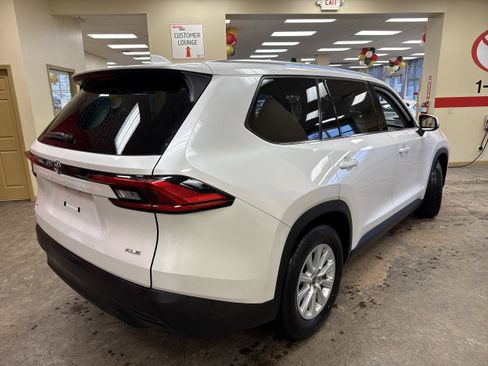 Used 2024 Toyota Grand Highlander XLE image 10
