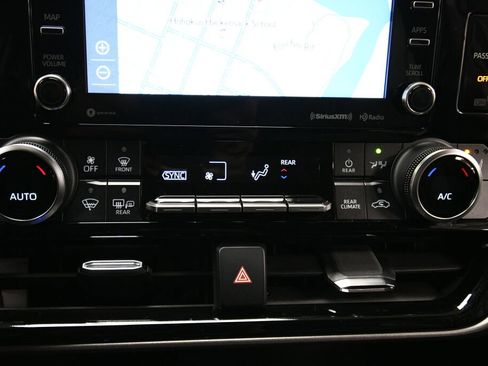 Certified 2021 Toyota Highlander XLE image 16