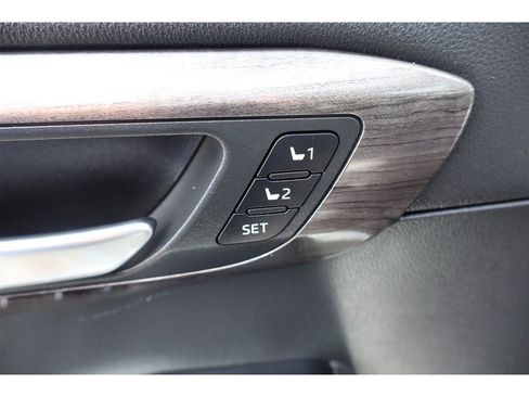 Used 2021 Toyota Highlander Platinum FWD image 18