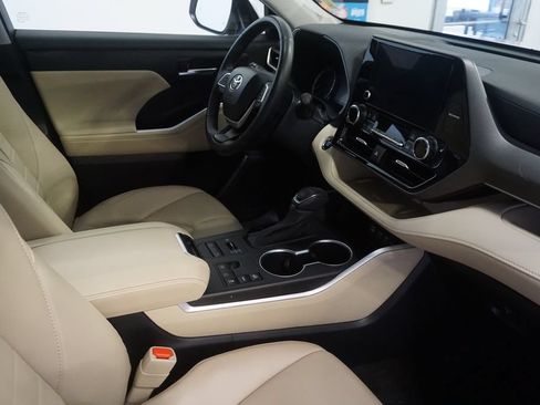 Used 2023 Toyota Highlander XLE AWD/4WD image 28