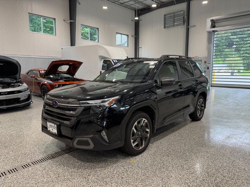 Used 2025 Subaru Forester Limited AWD/4WD image 1