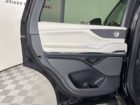 New 2025 Lincoln Navigator Reserve image 18