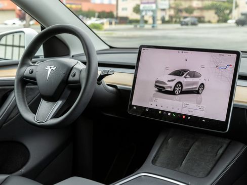 Used 2024 Tesla Model Y Long Range AWD/4WD image 31