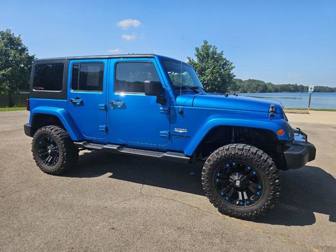 Used 2015 Jeep Wrangler Unlimited Sahara AWD/4WD image 2